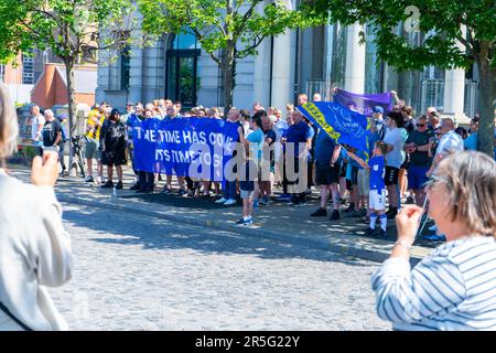 Liverpool, Großbritannien. 03. Juni 2023. Everton Fußballverein-Fans protestieren vor dem Royal Liver Building, Albert Docks. Jack Holland/Pathos Credit: Pathos Images/Alamy Live News Stockfoto