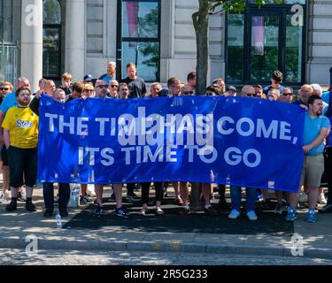 Liverpool, Großbritannien. 03. Juni 2023. Everton Fußballverein-Fans protestieren vor dem Royal Liver Building, Albert Docks. Jack Holland/Pathos Credit: Pathos Images/Alamy Live News Stockfoto