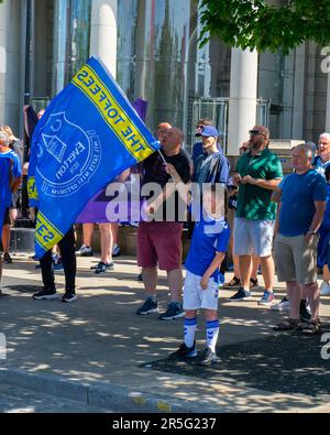 Liverpool, Großbritannien. 03. Juni 2023. Everton Fußballverein-Fans protestieren vor dem Royal Liver Building, Albert Docks. Jack Holland/Pathos Credit: Pathos Images/Alamy Live News Stockfoto