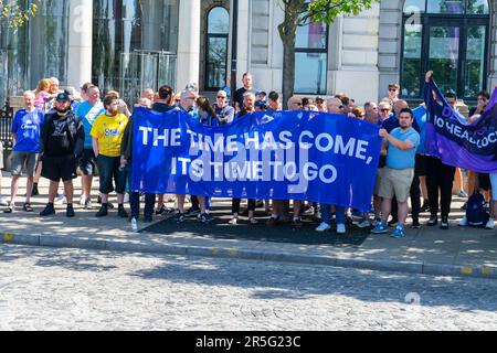 Liverpool, Großbritannien. 03. Juni 2023. Everton Fußballverein-Fans protestieren vor dem Royal Liver Building, Albert Docks. Jack Holland/Pathos Credit: Pathos Images/Alamy Live News Stockfoto