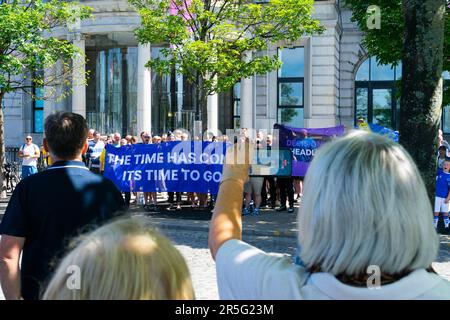 Liverpool, Großbritannien. 03. Juni 2023. Everton Fußballverein-Fans protestieren vor dem Royal Liver Building, Albert Docks. Jack Holland/Pathos Credit: Pathos Images/Alamy Live News Stockfoto