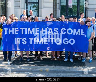 Liverpool, Großbritannien. 03. Juni 2023. Everton Fußballverein-Fans protestieren vor dem Royal Liver Building, Albert Docks. Jack Holland/Pathos Credit: Pathos Images/Alamy Live News Stockfoto