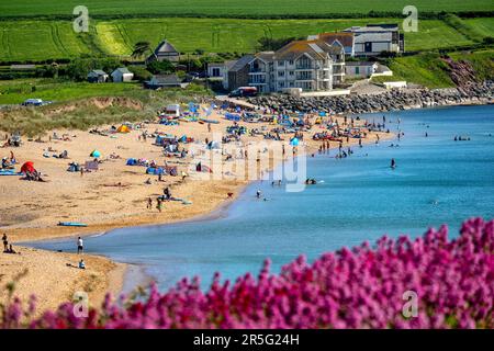 03.06.23. DEVON-WETTER. Die Menschen nutzen das warme Wetter am South Milton Sands in South Devon heute optimal, da die Temperaturen nächste Woche steigen werden Stockfoto