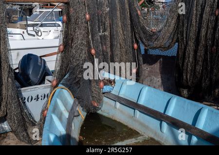 Fischernetze, die unter der Sonne am Hafen trocknen. Das Fischerviertel La Pointe Courte in Sete ist der letzte echte Fischereihafen am Etang de Thau, der versucht, seine Geschichte zu bewahren und der Gentrifizierung zu widerstehen, die die gesamte Region seit der Covid-Krise und dem Boom der Telearbeit für Führungskräfte und Freiberufler heimgesucht hat. Stockfoto