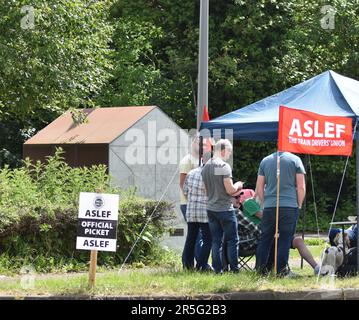 Milton Keynes, Großbritannien. 3. Juni 2023. Streikposten am Bahnhof Bletchley in Milton Keynes während des 24-stündigen Streiks am Samstag, den 3. Juni von Aslef. Kredit: Alice Mitchell/Alamy Live News. Stockfoto