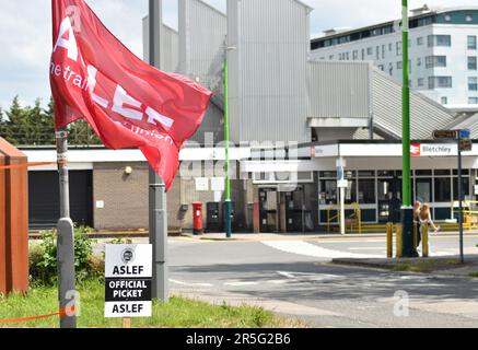 Milton Keynes, Großbritannien. 3. Juni 2023. Streikposten am Bahnhof Bletchley in Milton Keynes während des 24-stündigen Streiks am Samstag, den 3. Juni von Aslef. Kredit: Alice Mitchell/Alamy Live News. Stockfoto