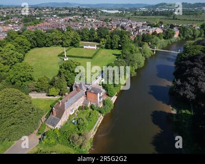 Hereford Herefordshire UK - Luftaufnahme des Castle Green Parks neben dem River Wye mit der Victoria Bridge in der Ferne - vom 2023. Juni Stockfoto