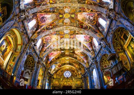 Valencia, Spanien - 16. Juli 2023: Deckensymmetrie. Kirche San Nicolas de Bari und San Pedro Martir. Das römisch-katholische Gebäude ist auch bekannt als Stockfoto