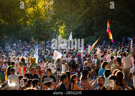 Madrid, Spanien. 3. Juli 2022 viele junge Leute in der Menge trugen LGBT-Flaggen auf Prozessionen, Marschen. Jugend viel Spaß im Pride Month, LGBTQ-Schwule Stockfoto