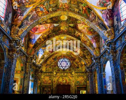 Valencia, Spanien - 16. Juli 2023: Deckensymmetrie. Kirche San Nicolas de Bari und San Pedro Martir. Das römisch-katholische Gebäude ist auch bekannt als Stockfoto