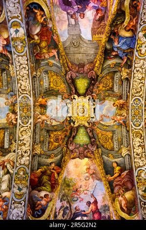Valencia, Spanien - 16. Juli 2023: Deckenfunktion. Kirche San Nicolas de Bari und San Pedro Martir. Das römisch-katholische Gebäude ist auch bekannt als das Stockfoto