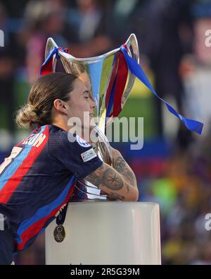 Barcelona, Spanien. 04. Juni 2023. MAPI Leon vom FC Barcelona mit der Trophäe während der UEFA Women's Champions League spielte das Finalspiel zwischen dem FC Barcelona und dem VLF Wolfsburg am 3. Juni 2023 im Philips Stadion in Eindhoven, Niederlande. (Foto: Carla Pazos/PRESSIN) Kredit: PRESSINPHOTO SPORTS AGENCY/Alamy Live News Stockfoto