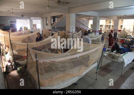 Dengue-Fieber-Patienten liegen auf dem Boden und auf dem Bett vor dem mugda-Krankenhaus, Aufnahmebereich in Dhaka, Bangladesch, am 31. Mai 2023. T Stockfoto