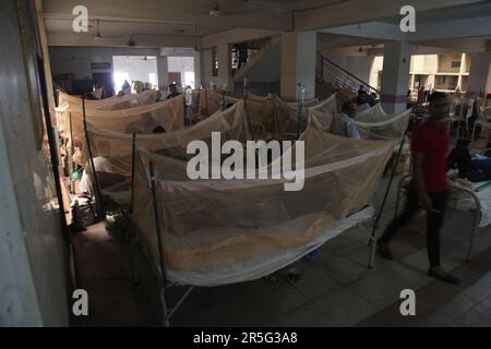 Dengue-Fieber-Patienten liegen auf dem Boden und auf dem Bett vor dem mugda-Krankenhaus, Aufnahmebereich in Dhaka, Bangladesch, am 31. Mai 2023. T Stockfoto