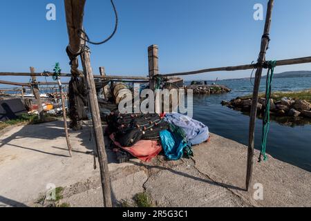 Sete, Frankreich. 28. Mai 2023. Fischernetze, die unter der Sonne am Hafen trocknen. Das Fischerviertel „La Pointe Courte“ in Sete ist der letzte authentische Fischereihafen am Etang de Thau, der versucht, seine Geschichte zu bewahren und der Gentrifizierung zu widerstehen, die die gesamte Region seit der Covid-Krise und dem Boom der Telearbeit für Führungskräfte und Freiberufler getroffen hat. (Kreditbild: © Laurent Coust/SOPA Images via ZUMA Press Wire) NUR REDAKTIONELLE VERWENDUNG! Nicht für den kommerziellen GEBRAUCH! Stockfoto