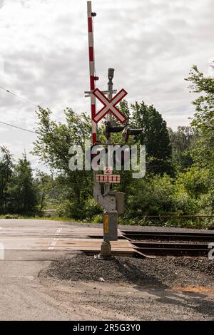 Schild am Bahnübergang auf der Malcolm Road in Deroche, Mission, British Columbia, Kanada Stockfoto