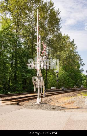 Schild am Bahnübergang auf der Malcolm Road in Deroche, Mission, British Columbia, Kanada Stockfoto