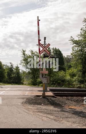 Schild am Bahnübergang auf der Malcolm Road in Deroche, Mission, British Columbia, Kanada Stockfoto