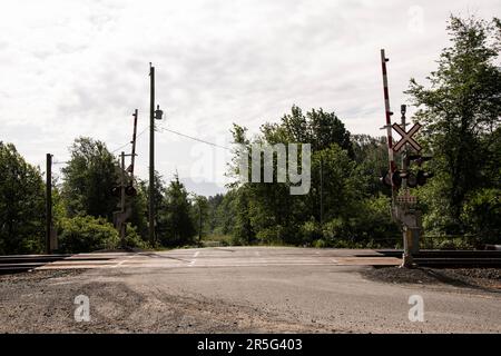 Schild am Bahnübergang auf der Malcolm Road in Deroche, Mission, British Columbia, Kanada Stockfoto