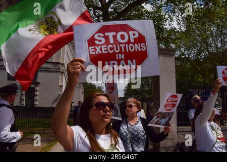 London, England, Großbritannien. 3. Juni 2023. Briten und Iraner versammelten sich außerhalb der Downing Street, um gegen Hinrichtungen im Iran zu protestieren. (Kreditbild: © Vuk Valcic/ZUMA Press Wire) NUR REDAKTIONELLE VERWENDUNG! Nicht für den kommerziellen GEBRAUCH! Stockfoto