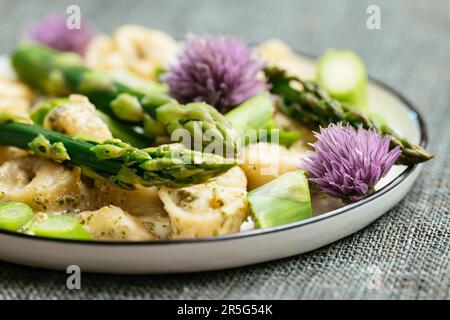 Vegane Tortellini mit Arugula Pesto und Spargel Stockfoto