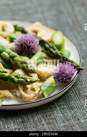 Vegane Tortellini mit Arugula Pesto und Spargel Stockfoto