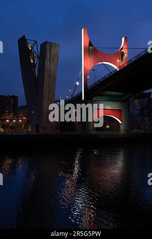 Bilbao, Spanien - 15. April 2022: La Salve Brücke über den Fluss Nervion von unten gesehen mit der roten Portico, die vom französischen Künstler Daniel Buren entworfen wurde Stockfoto