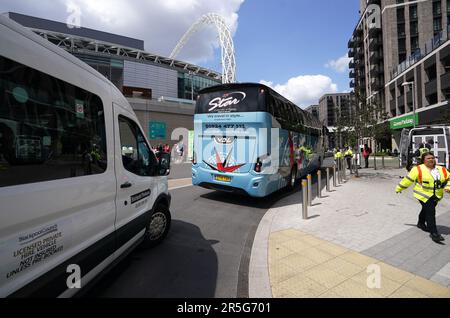 Die Busse kommen am Green Parking vor dem Emirates FA Cup Finale im Wembley Stadium in London an. Foto: Samstag, 3. Juni 2023. Stockfoto