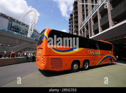 Die Busse kommen am Green Parking vor dem Emirates FA Cup Finale im Wembley Stadium in London an. Foto: Samstag, 3. Juni 2023. Stockfoto