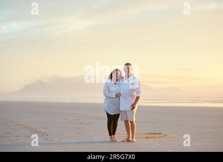 Unser Lieblingsurlaubsort. Erwachsene Leute genießen den Sonnenuntergang am Strand. Stockfoto