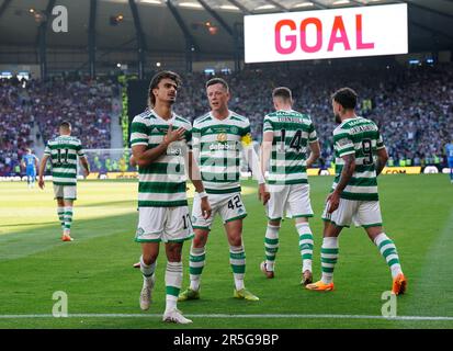 Celtic's Jota (2. links) feiert, nachdem er während des Finales des Scottish Cup im Hampden Park, Glasgow, das dritte Tor seiner Seite des Spiels erzielt hat. Foto: Samstag, 3. Juni 2023. Stockfoto