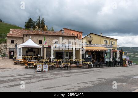 Unternehmen in provisorischen Gebäuden im Dorf Castelluccio in Umbrien, Mittelitalien, Europa, einige Jahre nach dem verheerenden Erdbeben von 2016 Stockfoto