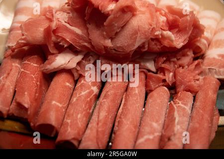 Fleisch, fertig für Shabu Shabu zum Kochen Stockfoto