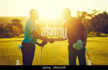 Viel Glück, Kumpel. Zwei Golfspieler schütteln sich die Hand auf dem Golfplatz. Stockfoto