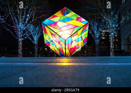 Helle Kunstwerke Farbe Cubed by Mandy Lights. Dies war Teil des Connected by Light Winter Art Light Festival 2020 in Canary Wharf. Stockfoto