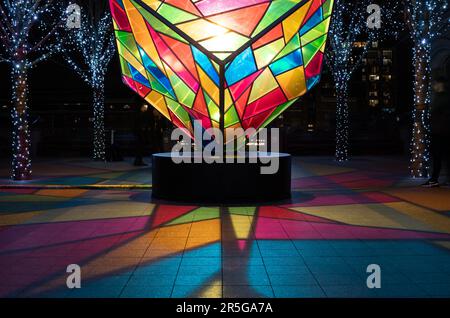 Helle Kunstwerke Farbe Cubed by Mandy Lights. Dies war Teil des Connected by Light Winter Art Light Festival 2020 in Canary Wharf. Stockfoto