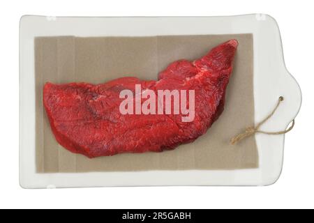 Rindfleisch auf einer Keramikplatte isoliert auf weißem Hintergrund. Rohes Fleisch zum Kochen. Stockfoto