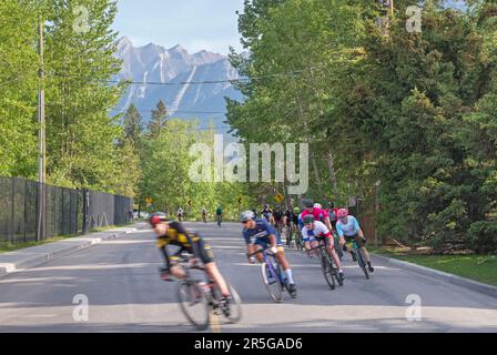 Canmore, Alberta, Kanada – 03. Juni 2023: Rennfahrer beim Criterium-Motorradrennen in der Innenstadt Stockfoto