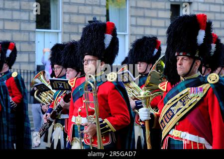 Edinburgh, Schottland, Großbritannien. 3. Juni 2023 Als Teil der Krönungsfeier organisierte der Royal Scots Club heute Abend Beating Retreat am Abercromby Place in der Neustadt. Die Zeremonie, die von der Royal Regiment of Scotland Brass Band durchgeführt wurde, ist auf die frühen Jahre der Kriegsführung zurückzuführen, als Trommeln und Wachen die Schließung der Lagertore und das Absenken der Flaggen ankündigten. Kredit: Craig Brown/Alamy Live News Stockfoto