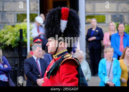 Edinburgh, Schottland, Großbritannien. 3. Juni 2023 Als Teil der Krönungsfeier organisierte der Royal Scots Club heute Abend Beating Retreat am Abercromby Place in der Neustadt. Die Zeremonie, die von der Royal Regiment of Scotland Brass Band durchgeführt wurde, ist auf die frühen Jahre der Kriegsführung zurückzuführen, als Trommeln und Wachen die Schließung der Lagertore und das Absenken der Flaggen ankündigten. Kredit: Craig Brown/Alamy Live News Stockfoto