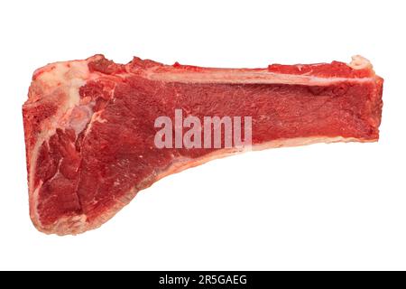 Rindfleisch mit Knochen. Großes Stück Rindfleisch mit Knochen isoliert auf weißem Hintergrund. Ein Stück saftiges Rindfleisch, isoliert auf weißem Hintergrund, zum Einführen Stockfoto