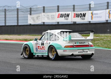 Scarperien, 2. April 2023: Porsche 993 GT2 Evo Jahr 1999 in Aktion während Mugello Classic 2023 auf dem Mugello Circuit in Italien. Stockfoto