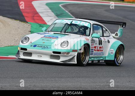 Scarperien, 2. April 2023: Porsche 993 GT2 Evo Jahr 1999 in Aktion während Mugello Classic 2023 auf dem Mugello Circuit in Italien. Stockfoto