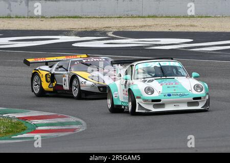 Scarperien, 2. April 2023: Porsche 993 GT2 Evo Jahr 1999 in Aktion während Mugello Classic 2023 auf dem Mugello Circuit in Italien. Stockfoto