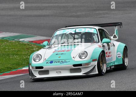 Scarperien, 2. April 2023: Porsche 993 GT2 Evo Jahr 1999 in Aktion während Mugello Classic 2023 auf dem Mugello Circuit in Italien. Stockfoto