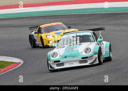 Scarperien, 2. April 2023: Porsche 993 GT2 Evo Jahr 1999 in Aktion während Mugello Classic 2023 auf dem Mugello Circuit in Italien. Stockfoto