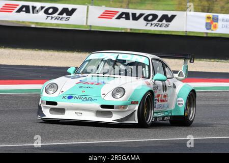 Scarperien, 2. April 2023: Porsche 993 GT2 Evo Jahr 1999 in Aktion während Mugello Classic 2023 auf dem Mugello Circuit in Italien. Stockfoto