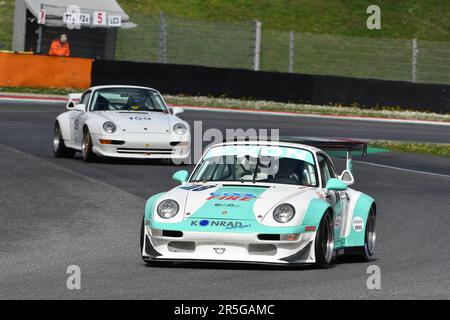 Scarperien, 2. April 2023: Porsche 993 GT2 Evo Jahr 1999 in Aktion während Mugello Classic 2023 auf dem Mugello Circuit in Italien. Stockfoto