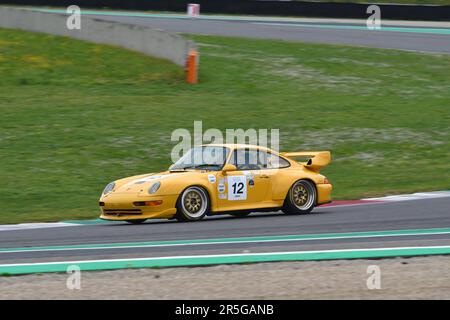 Scarperia, 2. April 2023: Porsche 993 GT2 Jahr 1996 in Aktion während Mugello Classic 2023 auf dem Mugello Circuit in Italien. Stockfoto