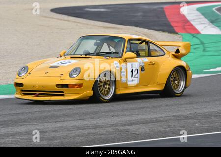 Scarperia, 2. April 2023: Porsche 993 GT2 Jahr 1996 in Aktion während Mugello Classic 2023 auf dem Mugello Circuit in Italien. Stockfoto